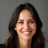 Foto de Beatriz Ramos, Head de Promoção Artística, mulher jovem sorridente