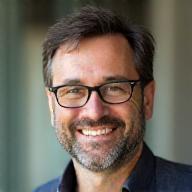Foto de Carlos Antonelli, CTO, homem de óculos sorridente
