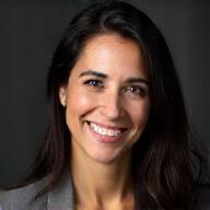 Foto de Juliana Moreira, CEO e co-fundadora, mulher com cabelos castanhos escuros e sorriso caloroso